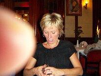 20070930_012 Carina försöker sätta på kameran