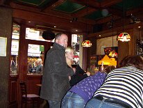 carl i baren Car är glad