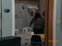 CIMG1006 Lotta kontrollera matbordet